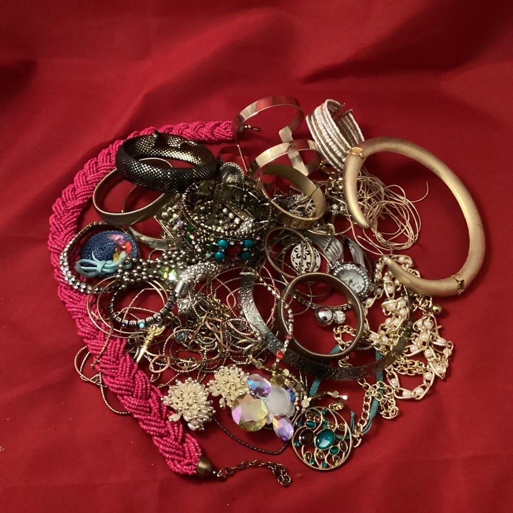 1,005 kg of broken costume jewelry for craft